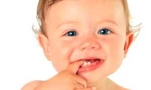 Во сколько у детей начинают резаться зубки