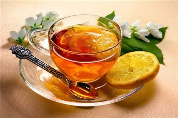 В позднее время суток полезен чай с медом и лимоном