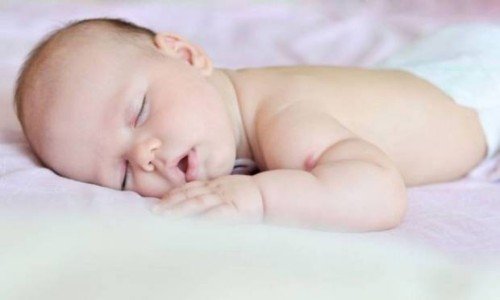 У ребенка закладывает нос во время сна и он не спит ночью, что делать