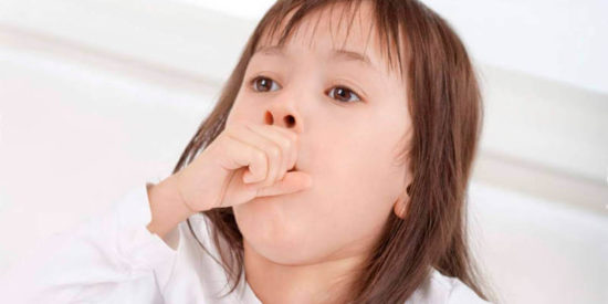 Сухой сильный кашель — один из главных симптомов трахеита