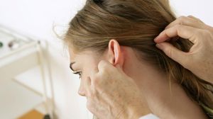 От чего может появиться шишка за ухом у ребенка и как от нее избавиться