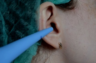 Промывание уха от пробки в домашних условиях