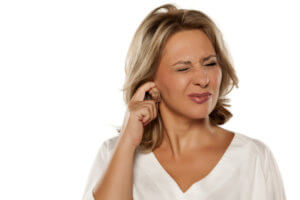 Шишка на ушной раковине может быть признаком атеромы