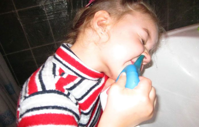 Как промыть нос маленькому ребенку